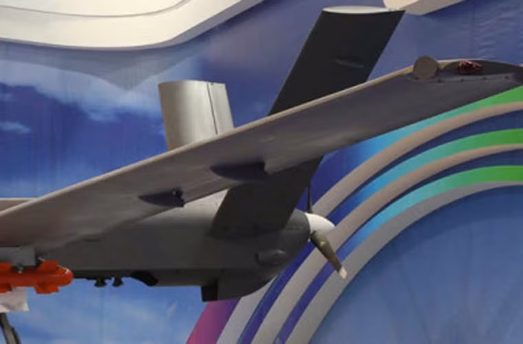 UAV CH-4B trang bị động cơ piston cánh quạt cho tốc độ bay 150-180km/h, bay liên tục 30 tiếng hoặc 5.00km. Nếu mang tải trọng vũ khí tối đa thì thời gian hoạt động trên không của CH-4B đạt 14 tiếng.