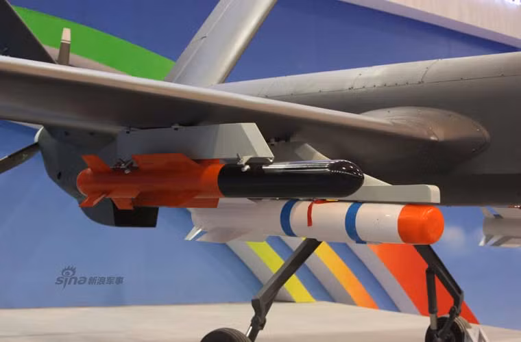 Kho vũ khí mà Trung Quốc trang bị cho CH-4B gồm: đạn tên lửa chống tăng tự dẫn laser AR1 nặng 45kg, tầm bắn 5.000m và bom dẫn đường vệ tinh nặng 100kg.