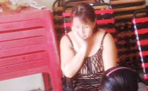 Đâm chết 2 người, sát thủ nhí vẫn mặc áo đẫm máu ngồi nhậu Dam chet 2 nguoi, sat thu nhi van mac ao dam mau ngoi nhau