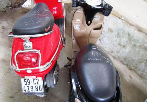 Tom gon hotgirl di Vespa vao trung tam thuong mai... an trom-Hinh-2