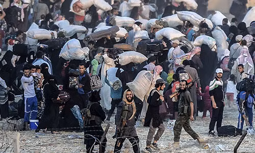 Những tay súng IS vô tư cười đùa sau khi hoàn thành nhiệm vụ bất chấp tình hình chiến sự sắp xảy ra.