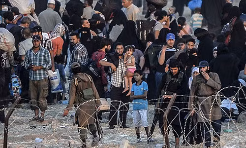 Những ánh mắt vô vọng của người dân Syria hướng sang phía Thổ Nhĩ Kỳ.