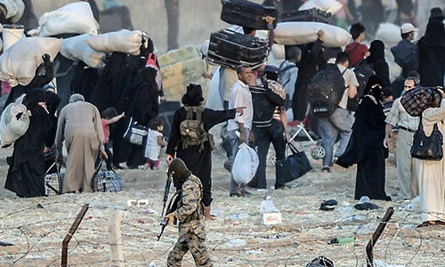 Quang cảnh các tay súng IS bắt người dân quay trở về.