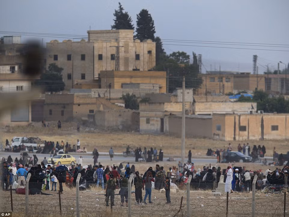 Trong lúc đó, lực lượng dân quân người Kurd (YPG) ở Syria vừa chiếm được Suluk, cách thị trấn chiến lược quan trọng Tal Abyad.