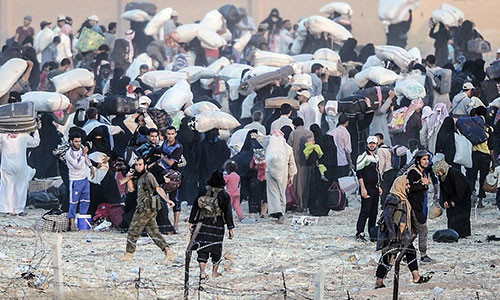 Mọi đồ đạc giá trị và có thể mang theo đều được người dân mang theo trong hành trình chạy sơ tán.