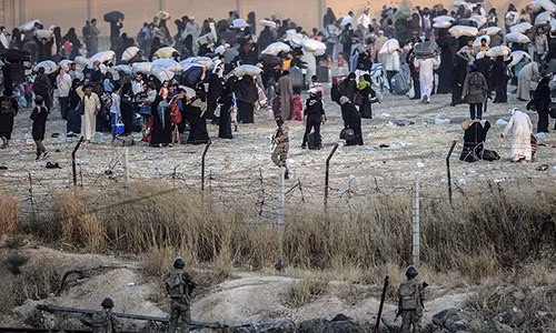 Họ đã buộc phải quay trở về khi còn cách điểm biên giới ở Tal Abyad, nơi 13.000 dân thường Syria đã vượt biên qua trong 10 ngày nay.