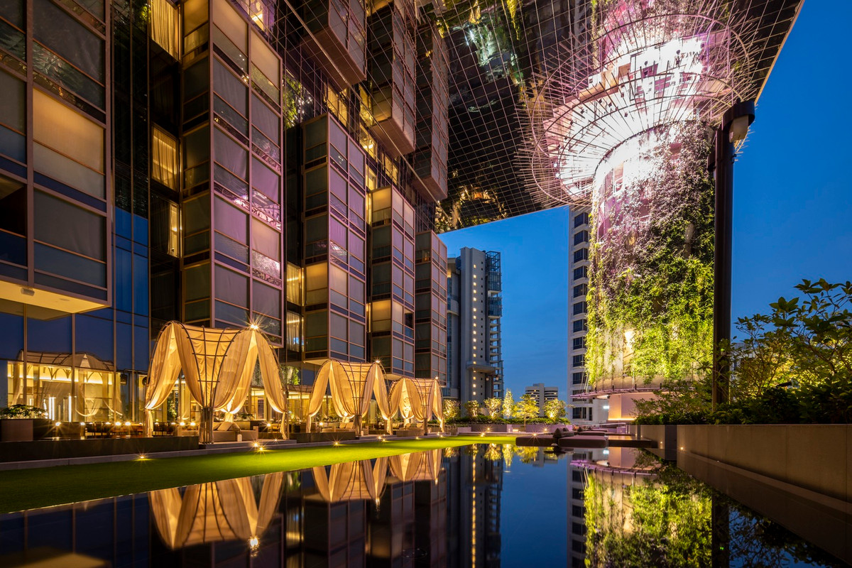 Beach Terrace” có một hồ bơi được bao quanh bởi những cây cọ; “Garden Terrace” có những lối đi bộ quanh bãi cỏ hình chữ nhật; và “Cloud Terrace” - tầng trên cùng của tòa nhà đóng vai trò là không gian sự kiện xanh tươi nhìn ra thành phố - Ảnh: Darren Soh/Archdaily