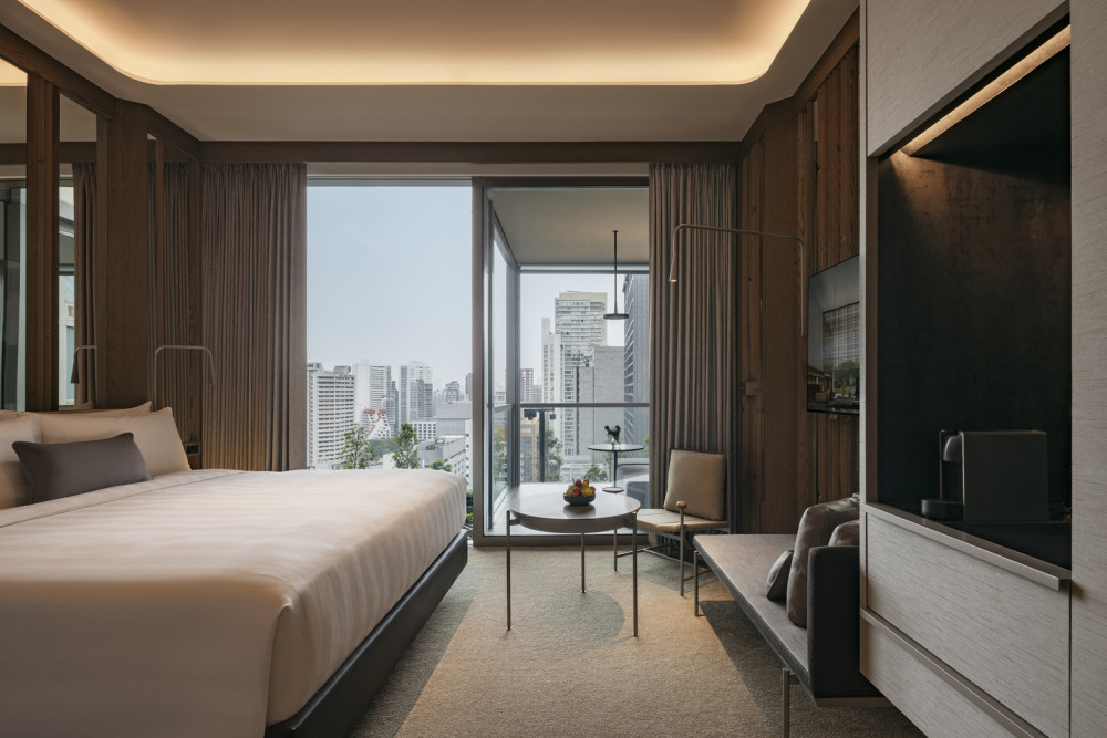 47 phòng của khách sạn có ban công nhìn ra khu vực cảnh quan. Khách sạn cũng có phòng khiêu vũ 400 chỗ ngồi, hai nhà hàng và "mái che" bằng các tấm pin mặt trời trên mái nhà - Ảnh: Darren Soh/Archdaily