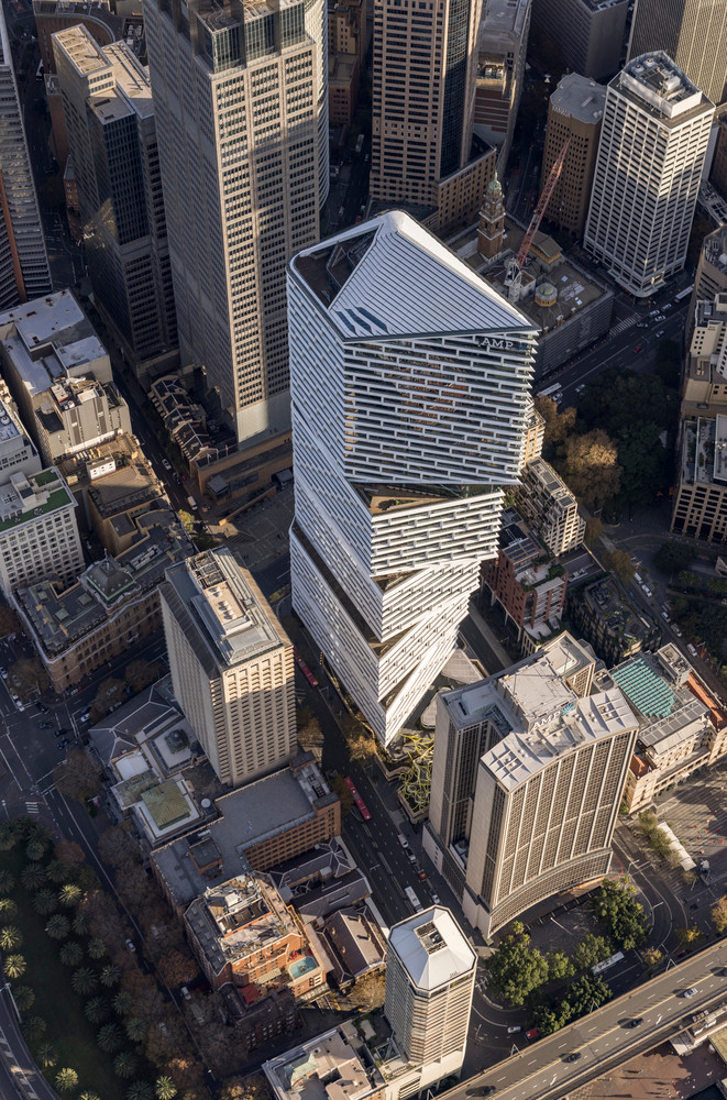 uay Quarter Tower (Úc), một tòa nhà được mệnh danh là tòa nhà chọc trời "tái chế" đầu tiên trên thế giới sau khi các kiến trúc sư 3XN giữ lại hơn hai phần ba tòa tháp từ những năm 1970 trước đó trên địa điểm này - Ảnh: Adam Mørk/Archdaily