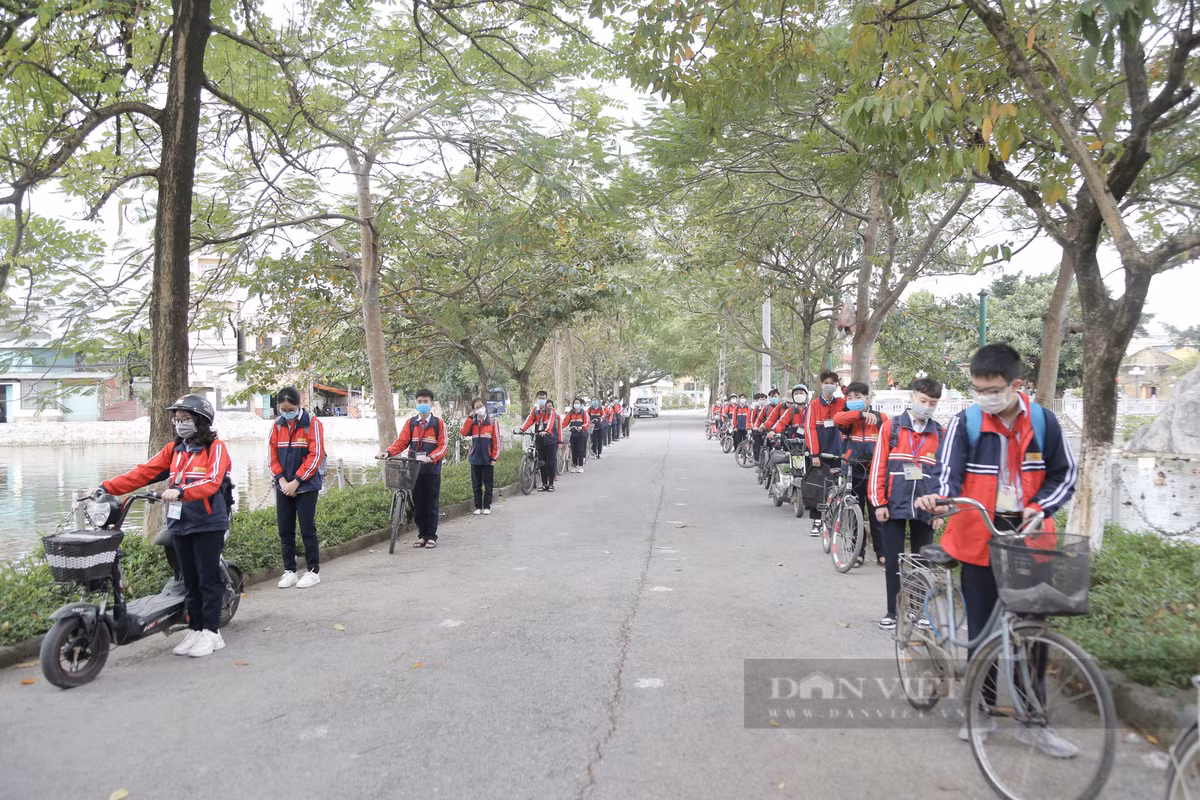 Tại Trường THCS Liên Ninh, huyện Thanh Trì, Hà Nội, ngay từ sáng sớm tất cả giáo viên và học sinh lớp 9 đã đến trường sau thời gian dài học online ở nhà. (Ảnh: Dân Việt)