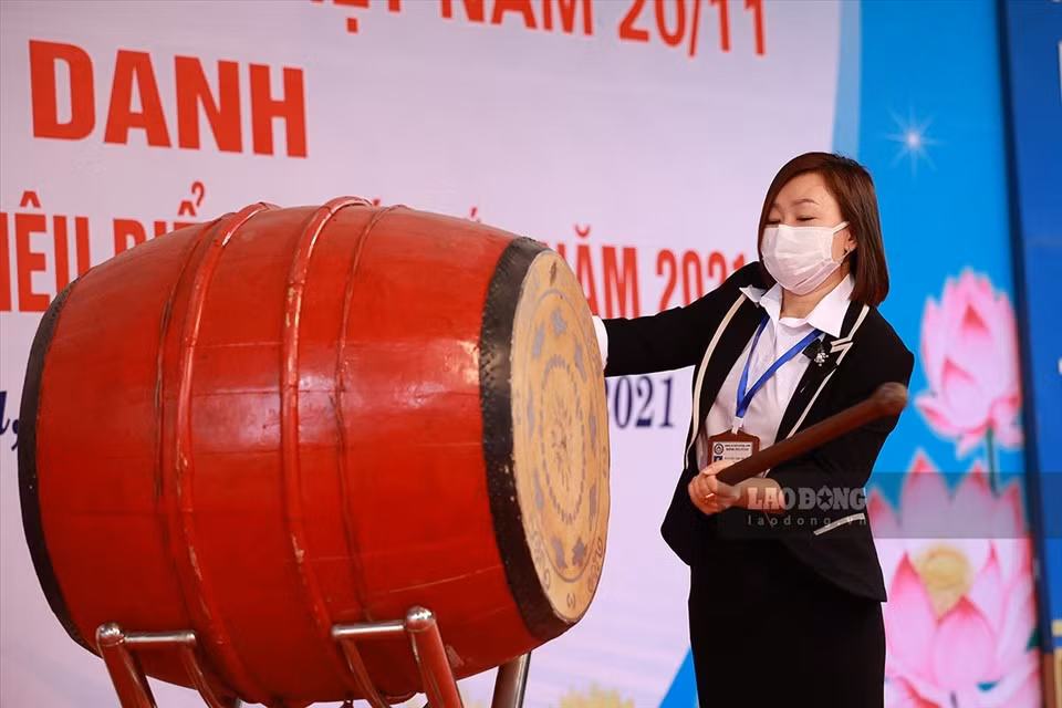 7h30, Hiệu trưởng Nguyễn Thị Thuần đánh tiếng trống đầu tiên, các em khối 9 chính thức bước vào buổi học trực tiếp sau nhiều tháng học trực tuyến. (Ảnh: Lao Động)