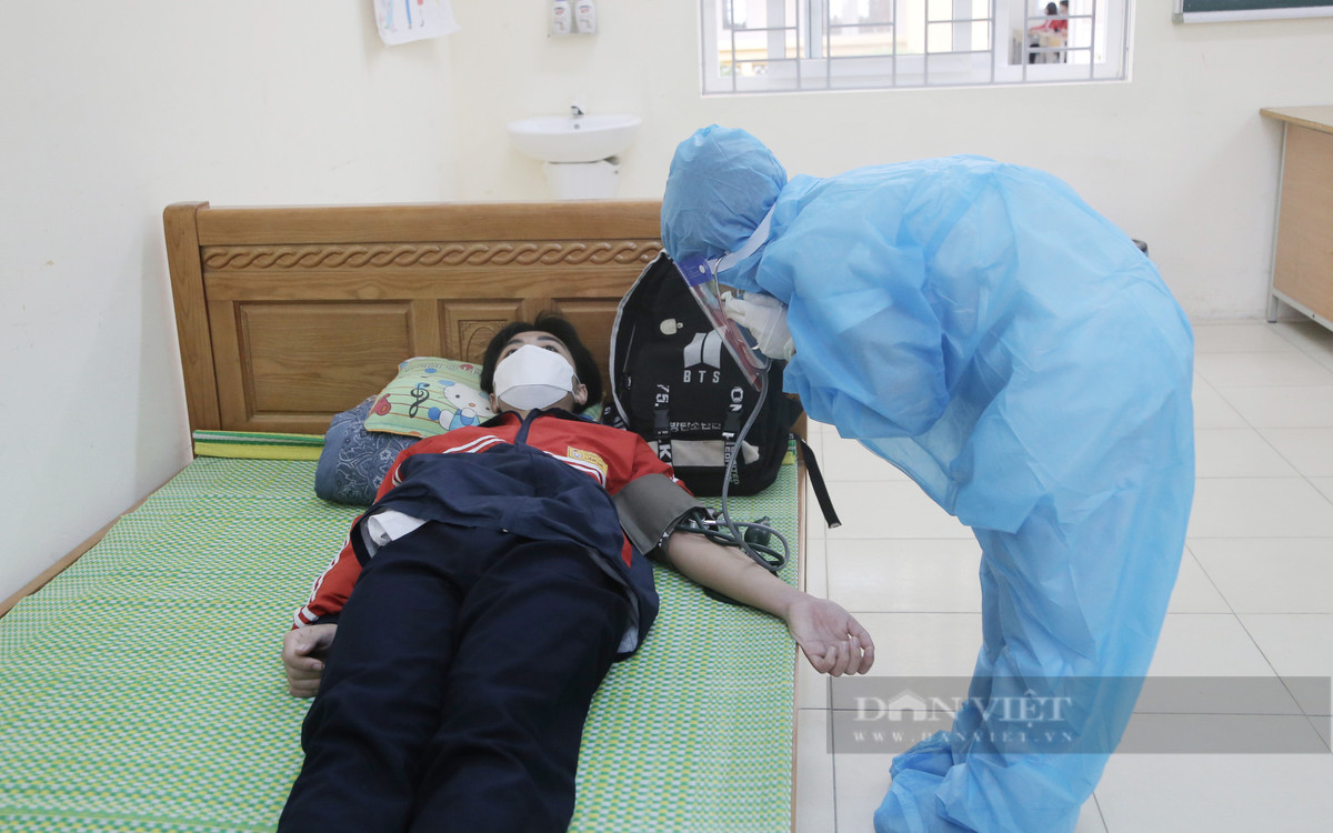 Học sinh bị sốt sẽ được kiểm tra và test COVID-19. (Ảnh: Dân Việt)