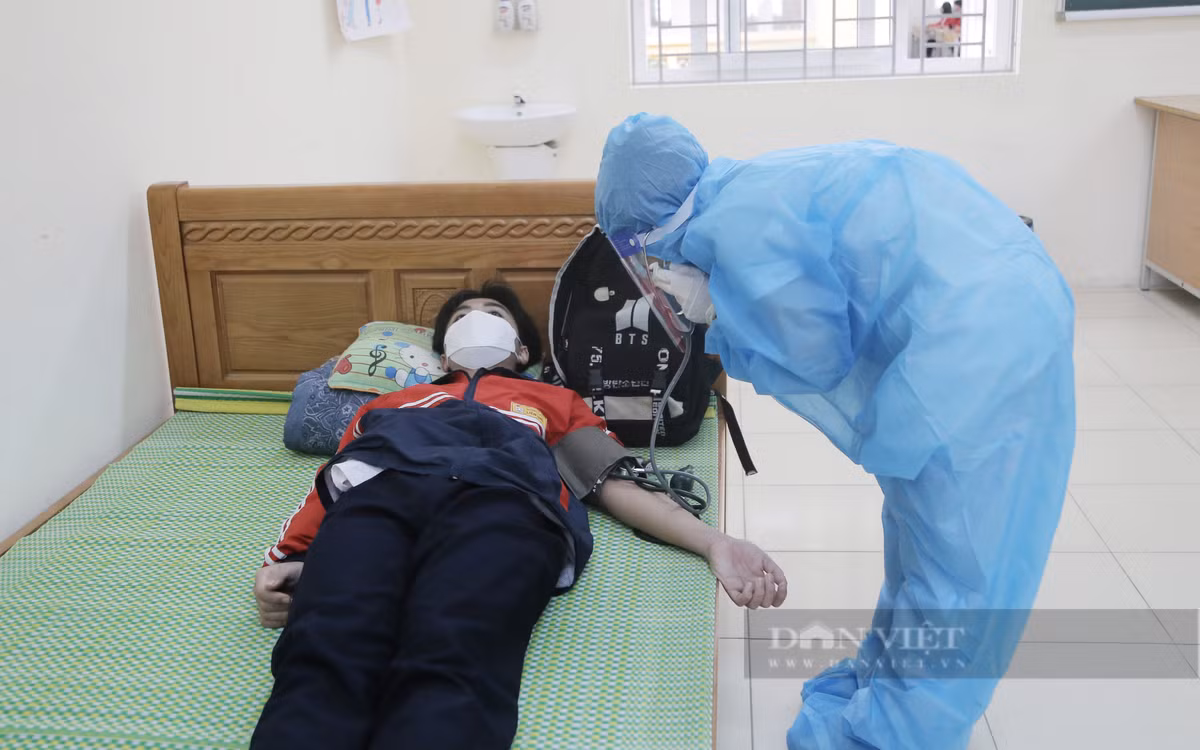 Học sinh bị sốt sẽ được kiểm tra và test COVID-19. (Ảnh: Dân Việt)