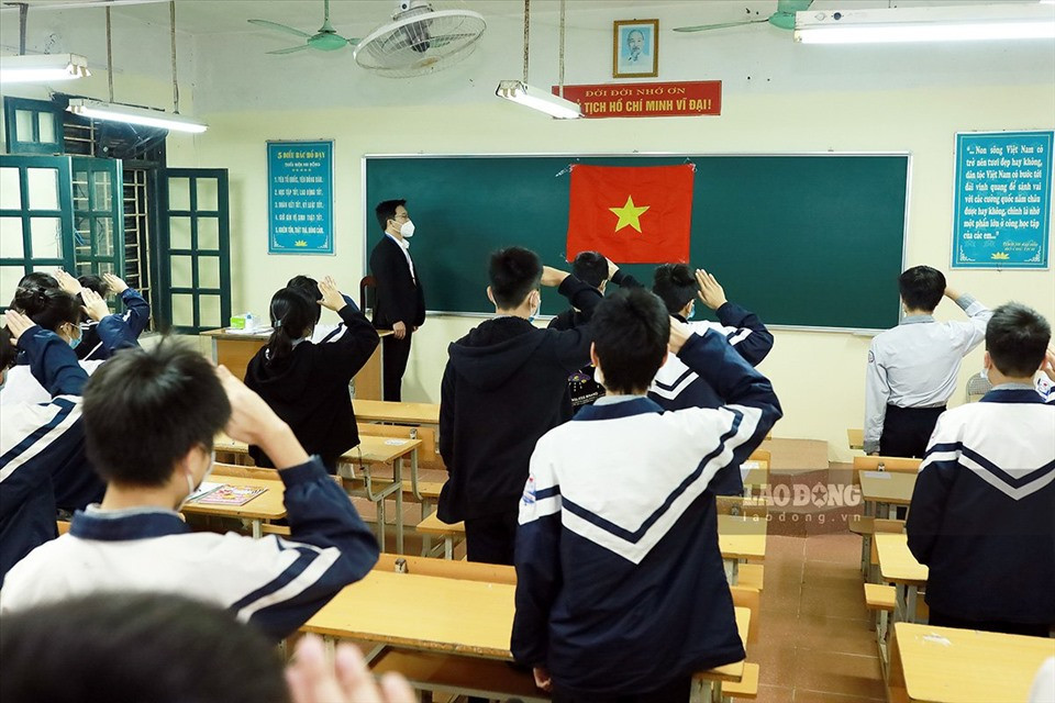 Sau lễ chào cờ, học sinh bước vào tiết học đầu tiên trong không khí hứng khởi, hân hoan. (Ảnh: Lao Động)