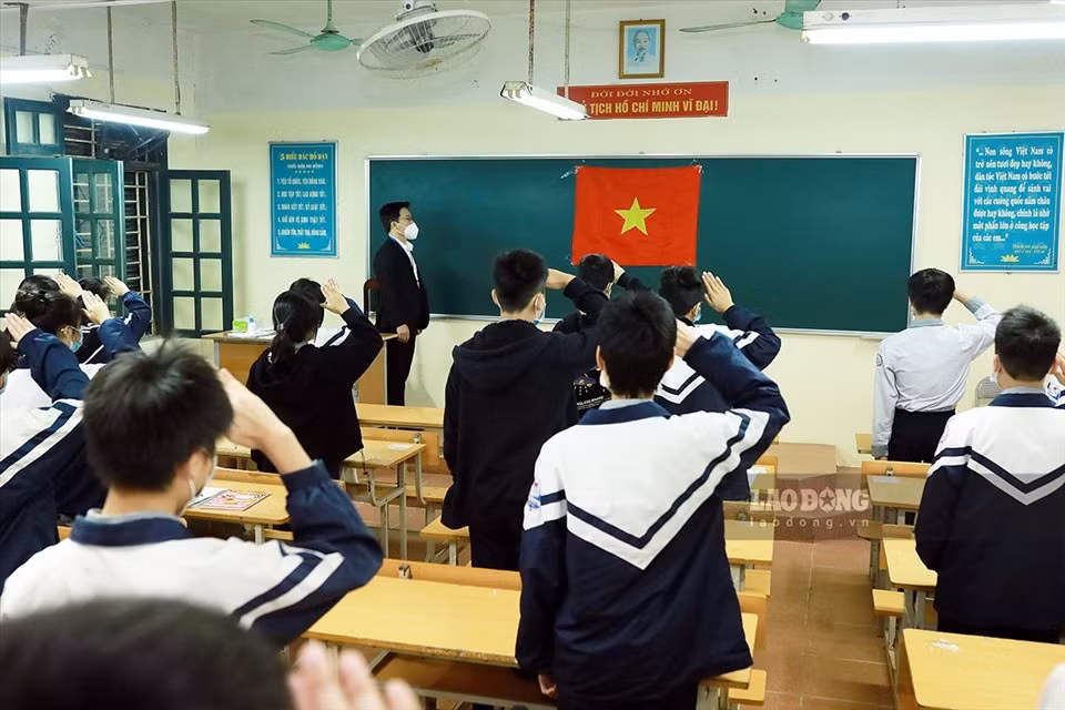 Sau lễ chào cờ, học sinh bước vào tiết học đầu tiên trong không khí hứng khởi, hân hoan. (Ảnh: Lao Động)