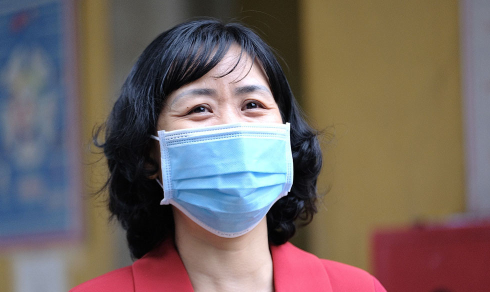 Cô Nguyễn Thị Hồng Vân - phó hiệu trưởng Trường THCS thị trấn Đông Anh - hạnh phúc khi được trở lại trường. (Ảnh: Tuổi Trẻ)