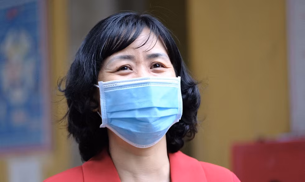 Cô Nguyễn Thị Hồng Vân - phó hiệu trưởng Trường THCS thị trấn Đông Anh - hạnh phúc khi được trở lại trường. (Ảnh: Tuổi Trẻ)