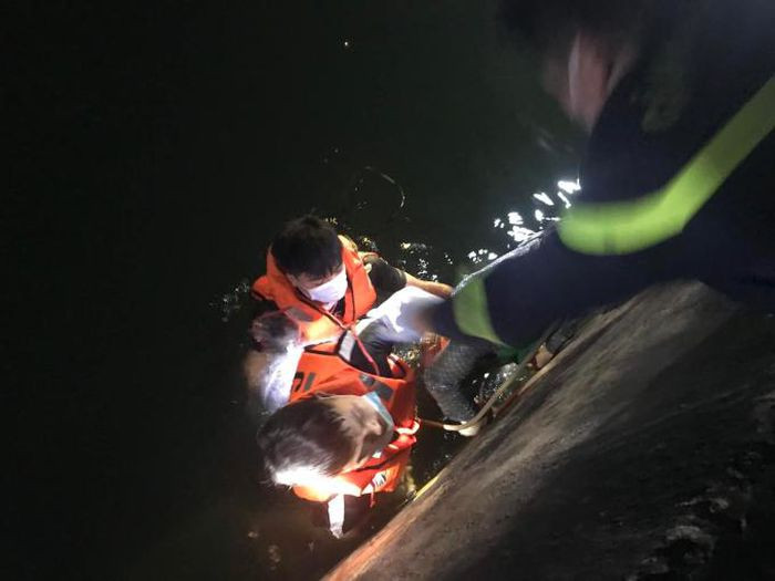  Bàng hoàng phát hiện thi thể dưới giếng cổ của làng: Tối 21/11, người dân ở xóm 4 (xã Quỳnh Châu, huyện Quỳnh Lưu, Nghệ An) đi qua giếng cổ Gà Cộc thì hốt hoảng phát hiện bên trong có một thi thể người. Nạn nhân được xác định là anh H.Đ.T. (SN 1984, trú tại xã Quỳnh Châu, huyện Quỳnh Lưu). Theo chính quyền địa phương, lúc trục vớt lên bờ, thi thể nạn nhân cũng không có dấu vết gì.