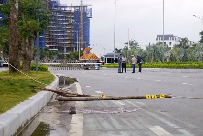  Khởi tố 16 người trong vụ hỗn chiến gây chết người tại Đồ Sơn: Ngày 23/11, Công an TP Hải Phòng cho biết đã khởi tố 16 người liên tới vụ hỗn chiến giữa hai nhóm làm chết 1 người và bị thương 4 người tại khu du lịch quốc tế Đồi Rồng (quận Đồ Sơn). Theo đó, 4 người bị khởi tố tội giết người, 8 người bị khởi tố tội gây rối trật tự công cộng, 4 người khác bị khởi tố về các tội che giấu, không tố giác tội phạm. 