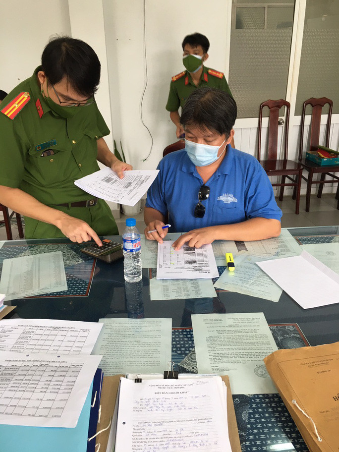  Tham ô tài sản, Giám đốc công ty bảo hiểm bị bắt: Dùng chiêu trò bằng cách tự ghi hoá đơn giá trị gia tăng chênh lệch số tiền giữa liên 1 và liên 2, Nguyễn Xuân Quan - Giám đốc Công ty Cổ phần Bảo hiểm Viễn Đông, chi nhánh Cần Thơ đã tham ô hơn 1,3 tỷ đồng. Ngày 23/11, Công an quận Ninh Kiều, TP Cân Thơ đã khởi tố bị can, bắt tạm giam Quan.