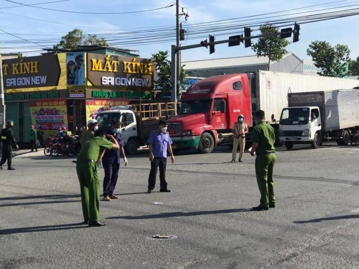  Va chạm với xe tải, mẹ chồng tử vong, con dâu bị thương nặng: Sáng 23/11, một tài xế điều khiển xe tải khi đến ngã tư cổng khu công nghiệp Tân Đông Hiệp B (thuộc phường Tân Đông Hiệp, TP Dĩ An, Bình Dương) thì va chạm với xe máy chở 2 người đang băng qua đường. Hậu quả bà Nguyễn Thị Mỹ Nhung (44 tuổi, quê Đồng Tháp) tử vonh, còn chị Trầm (20 tuổi, con dâu bà Nhung) bị thương nặng.