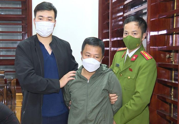  Trùm đường dây lô đề tàng trữ nhiều súng đạn: Ngày 23/11, Công an TP Thanh Hóa cho biết vừa triệt phá đường dây đánh bạc liên tỉnh dưới hình thức ghi số lô, đề do Nguyễn Văn Hùng (42 tuổi, trú TP Thanh Hóa) cầm đầu. Ngoài bắt giữ Hùng, Công an đã tạm giữ 8 người liên quan, gồm 6 nữ, 2 nam để phục vụ điều tra. Đường dây đánh bạc do Hùng cầm đầu có số tiền giao dịch lên đến hàng tỷ đồng. 