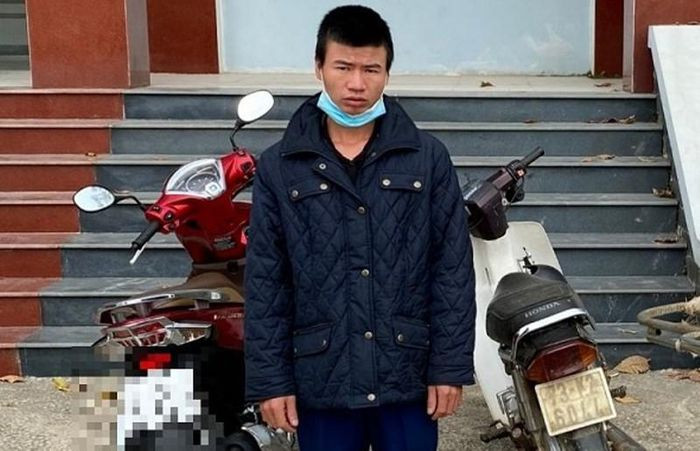  Vờ xe hết xăng lừa lấy xe tay ga của cụ già: Nguyễn Thế Dương (27 tuổi, trú huyện Nghĩa Đàn, Nghệ An) thấy cụ ông L.Đ.H (67 tuổi, trú huyện Quỳnh Lưu, Nghệ An) đi xe tay ga còn mới nên đã lừa mượn xe đi mua xăng để chiếm đoạt. Ngày 29/11, Công an thị xã Hoàng Mai cho biết đang tạm giữ Dương để điều tra. 