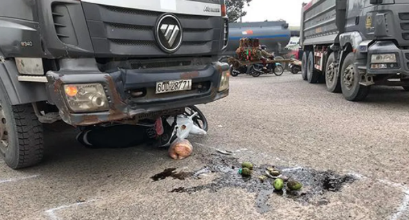  Va chạm với xe tải ben, 2 người tử vong tại chỗ: Khoảng 8h, ngày 29/11, tại khu vực ngã ba đường chuyên dùng vào mỏ đá Tân Cang (phường Phước Tân, TP.Biên Hòa, tỉnh Đồng Nai) xảy ra vụ va chạm giao thông giữa xe tải ben với xe máy. Cú va chạm mạnh đã khiến người phụ nữ điều khiển xe máy (người này chở thêm đứa trẻ 11 tuổi) bị cuốn vào gầm xe ben dẫn đến tử vong.