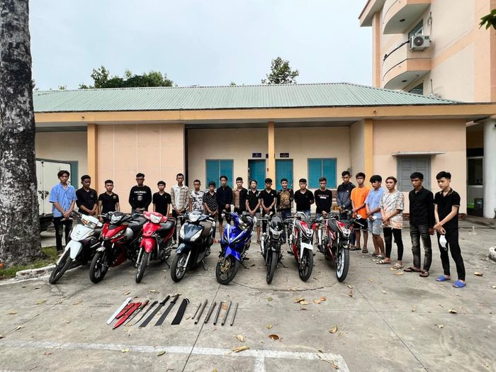  Hai nhóm hỗn chiến vì mâu thuẫn trên mạng, chém luôn bảo vệ khu phố: Xảy ra mâu thuẫn trên mạng, hai nhóm thiếu niên ở Bình Dương mang hung khí hẹn nhau để giải quyết tại TP Dĩ An, thấy bảo vệ dân phố can ngăn thì đuổi chém. Ngày 29/11, Công an TP Dĩ An cho biết đang tạm giữ hình sự 16 đối tượng, thu giữ nhiều hung khí để điều tra, làm rõ.