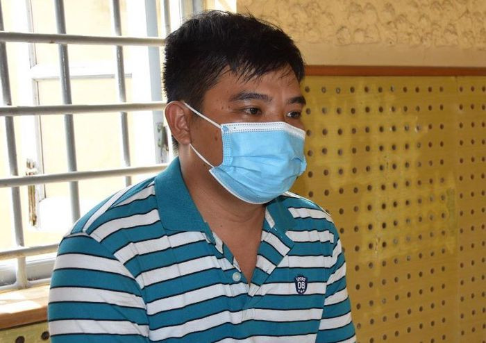  Dọa tung clip để tống tiền bạn gái cũ: Lê Văn Tiểu (31 tuổi, ở huyện U Minh Thượng, tỉnh Kiên Giang) đã tạo tài khoản trên mạng và nhắn tin tống tiền người yêu cũ ở TP Mỹ Tho. Với thủ đoạn này, cuối năm 2020, Tiểu đã 2 lần yêu cầu bạn gái cũ chuyển 6 triệu đồng. Ngày 29/11, Công an TP Mỹ Tho, tỉnh Tiền Giang đã khởi tố bị can và bắt tạm giam Tiểu.