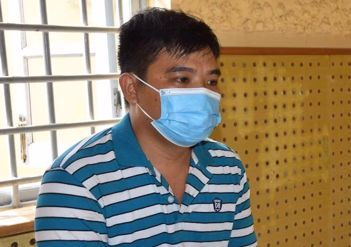  Dọa tung clip để tống tiền bạn gái cũ: Lê Văn Tiểu (31 tuổi, ở huyện U Minh Thượng, tỉnh Kiên Giang) đã tạo tài khoản trên mạng và nhắn tin tống tiền người yêu cũ ở TP Mỹ Tho. Với thủ đoạn này, cuối năm 2020, Tiểu đã 2 lần yêu cầu bạn gái cũ chuyển 6 triệu đồng. Ngày 29/11, Công an TP Mỹ Tho, tỉnh Tiền Giang đã khởi tố bị can và bắt tạm giam Tiểu.