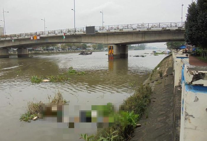  Chạy ghe trên sông Sài Gòn, phát hiện thi thể người: Sáng 29/11, một người đàn ông đang đi ghe trên sông Sài Gòn (thuộc quận Bình Thạnh, TP.HCM) phát hiện vật thể lạ, kiểm tra thì tá hỏa khi thấy thi thể người. Bước đầu, nạn nhân được xác định là nam giới, khoảng 45-50 tuổi, mặc áo sơ mi caro ngắn tay, quần màu đen, cao khoảng 1,65 m, không có đặc điểm riêng. Trên người không có giấy tờ tùy thân. 