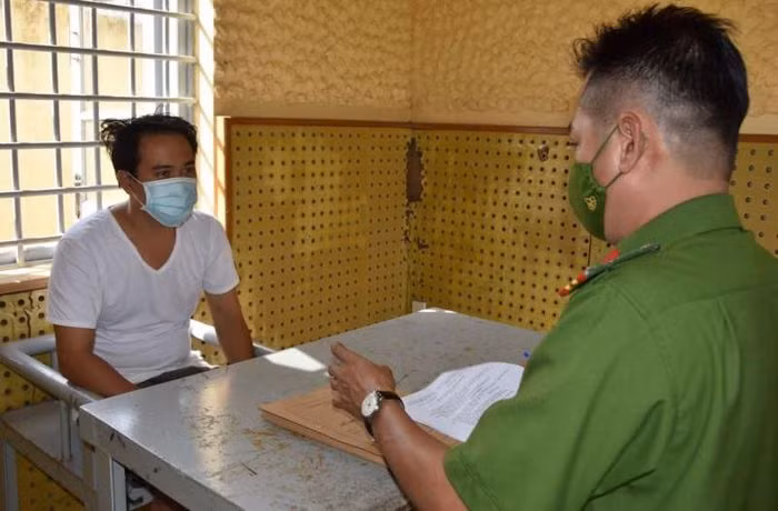  Chém đứt lìa bàn tay đồng nghiệp: Xảy ra mâu thuẫn, Huỳnh Thái Sang (23 tuổi, ở TP HCM) đã đánh Phạm Duy Cường (38 tuổi, ở Bến Tre). Bực tức, Cường sang TP Mỹ Tho, tỉnh Tiền Giang tìm Sang và dùng dao chém đứt lìa bàn tay trái của nạn nhân. Được biết, Sang và Cường cùng làm việc tại một công ty ở Bến Tre. Ngày 29/11, Công an TP Mỹ Tho cho biết đã khởi tố, bắt tạm giam Cường.