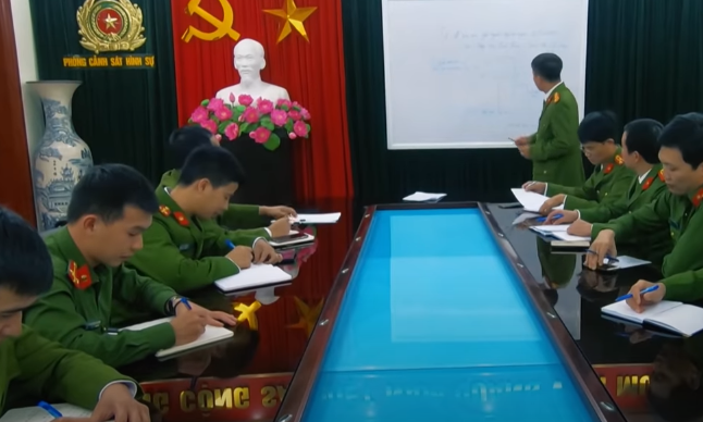 Câu hỏi được đặt ra, hung thủ là ai và vì sao lại ra tay sát hại một đứa trẻ vô tội (?). Bước đầu, cơ quan điều tra tập trung phá án theo hướng bé S. đã bị kẻ xấu hãm hại. Và hung thủ chắc chắn phải có mâu thuẫn với vợ chồng anh Tiến, chị Hương. Ban chuyên án gồm điều tra viên, trinh sát dày dặn kinh nghiệm của Phòng CSHS - Công an tỉnh phối hợp cùng Công an huyện Kinh Môn đã khẩn trương tổ chức rà soát các manh mối, đối tượng nghi vấn quanh vùng.