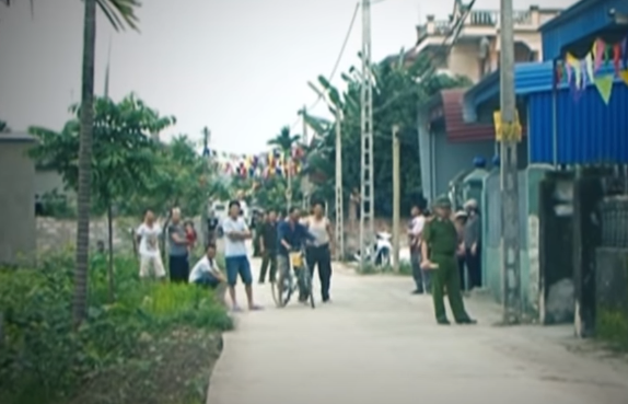 Về nhà bố mẹ đẻ, Liên không có công ăn việc làm gì, chỉ suốt ngày ở nhà bế con và la cà buôn chuyện. Quãng thời gian này, Liên thường đến ngồi chơi rất lâu nhà vợ chồng anh trai. Bố mẹ anh Tiến tỏ ý không hài lòng, bởi cho rằng sẽ ảnh hưởng đến công việc, sinh hoạt của con trai, con dâu. Góp ý, mắng Liên không được, bố mẹ anh Tiến quay ra mắng cả chị Hương. Bị trách vô cớ, chị Hương trách Liên về việc để gia đình mình bị liên lụy. Sự việc chỉ có vậy, nhưng đã hằn trong đầu ả việc trả thù hèn hạ chị dâu và anh trai.