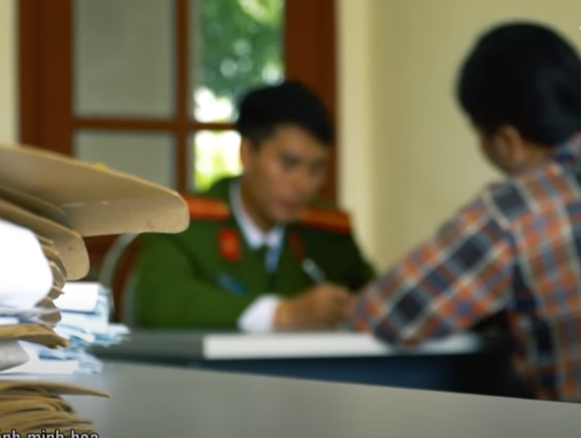 Khoảng 15h45 cùng ngày, khi vợ chồng anh Tiến ở nhà, Liên xuất hiện và làm như bâng quơ hỏi cháu S. đi đâu. Trong khi đó, từ lúc anh đi làm về, rồi ăn cơm trưa, cậu bé 1 tuổi vẫn tha thẩn quanh nhà. Nghĩ con chỉ quanh quẩn chơi trong sân, vợ chồng anh Tiến đi nghỉ. Đặc biệt, thông tin trinh sát cho thấy, từ lúc dự đám tang cháu S. về, Liên không thiết ăn uống và liên tục giật mình khi ai đó vô tình nhắc đến việc bé S. có thể bị sát hại. Với tinh thần khẩn trương cùng quyết tâm phá án của các trinh sát, "nút thắt" của vụ án đã dần được hé mở... 