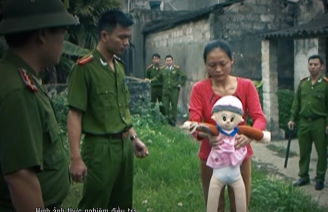 Liên bế xốc cháu bé lên và dùng tay kéo then mở cổng, tiến thẳng đến giếng nhà ông Tài, thả cháu S. xuống giếng rồi đi về nhà. Sau đó ả còn bế con đi chơi nhằm đánh lạc hướng cơ quan điều tra. Nhưng màn kịch vụng về của thị đã nhanh chóng bị cơ quan công an lật tẩy. 