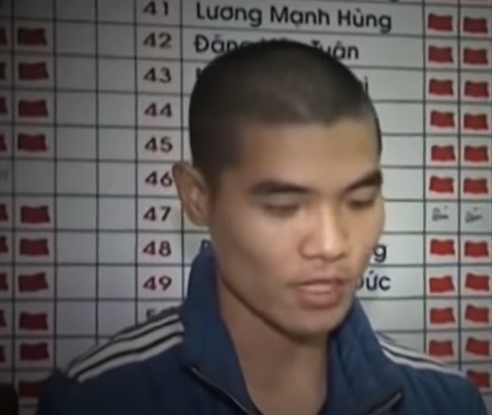 Do Tuyến còn nợ 700 nghìn đồng tiền phòng, ngày 11/9/2013, trong khi Tuyến còn đang thuê phòng nghỉ nhưng nhiều lần bị vợ chồng ông Thú đòi tiền nợ. Khoảng 1 giờ ngày 12/9/2013, Tuyến cầm con dao nhọn dạng dao gấp, một lọ thuốc ngủ và một chai nước lọc đi sang phòng 202 nơi bà Chung thường ngủ. 