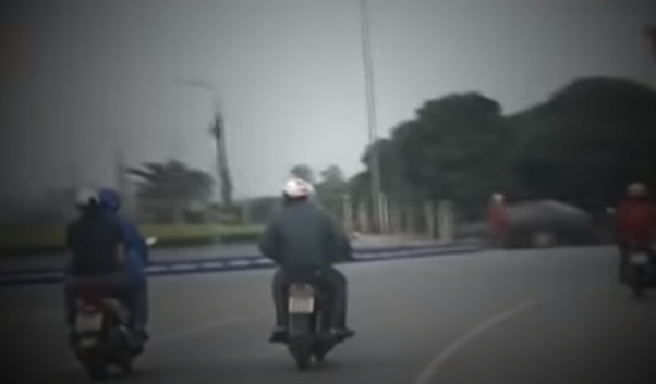 Phát động phong trào quần chúng tố giác tội phạm, nhân dân cung cấp có một người lái xe ôm từng chở đối tượng đến nhà nghỉ. Xác định đây có thể là manh mối của vụ án, một tổ công tác đã xác minh tất cả những người lái xe ôm trong khu vực, qua đó xác định được 1 người từng chở đối tượng nhưng anh này cho biết, hắn quen một người ở Phú Thọ.