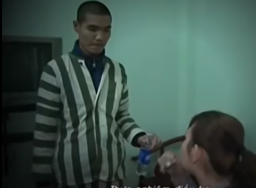 Khi thấy bà Chung từ tầng 1 đi lên. Tuyến đứng nép người vào phía sau cánh cửa và xông đến dùng tay trái ôm vòng từ phía sau cổ bịt miệng bà Chung, tay phải cầm dao chĩa vào mặt bà Chung. Tuyến ép bà Chung uống hết số thuốc ngủ trong lọ và đâm 1 nhát mạng sườn bà Chung. Một lúc sau, bà Chung ngấm thuốc, ngủ thiếp đi.