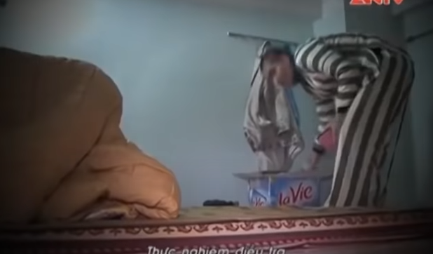 Tuyến đi xuống gác xép ở tầng 1 lục tìm lấy một chiếc ví, bên trong có gần 9 triệu đồng và 2 chiếc điện thoại di động, sau đó tìm chìa khóa mở cửa nhà nghỉ đi ra đường và bỏ trốn.