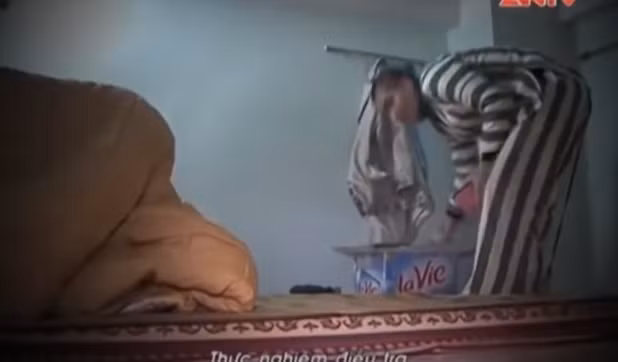 Tuyến đi xuống gác xép ở tầng 1 lục tìm lấy một chiếc ví, bên trong có gần 9 triệu đồng và 2 chiếc điện thoại di động, sau đó tìm chìa khóa mở cửa nhà nghỉ đi ra đường và bỏ trốn.