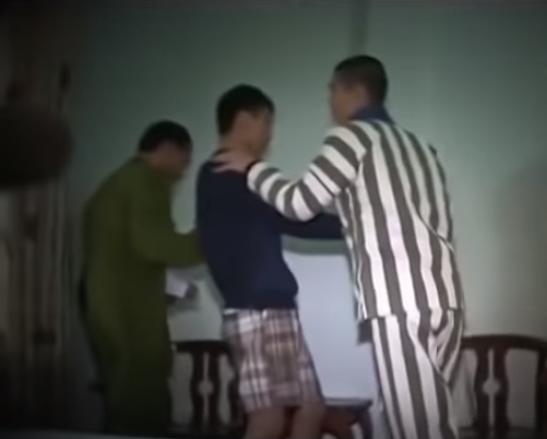 Sau đó Tuyến đi xuống tầng 1 gọi ông Thú mở cửa, do Tuyến chưa trả tiền nên ông Thú không mở. Tuyến xách ba lô quay lại phòng còn ông Thú lên gác xép ngủ tiếp. Khoảng 2 giờ cùng ngày, Tuyến lại đi xuống tầng 1 gọi ông Thú mở cửa để cho Tuyến đi, ông Thú liền lên tầng 2 để gọi vợ, Tuyến chạy theo. Khi đến cửa phòng 202 ông Thú gọi cửa và cầm vào tay nắm cửa thì Tuyến dùng tay phải cầm vào tay ông Thú giật mạnh làm ông Thú không mở được cửa phòng.