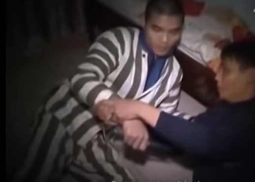 Tuyến đẩy ông Thú vào phòng 201 rồi đâm vào người ông Thú. Hai người giằng co vật lộn một hồi, sau đó Tuyến cầm dao và đâm nhiều nhát vào người ông Thú. Tuyến đi ra khỏi phòng 201 đóng cửa lại rồi đi về phòng 205. Thấy ở hành lang từ phòng 205 đến phòng 201 có nhiều máu, Tuyến lấy chiếc chăn ở trên giường trong phòng 205 vứt xuống nền phòng, dùng chân kéo rê chiếc chăn lau một vệt từ cửa phòng 205 đến gần cửa phòng 202. 