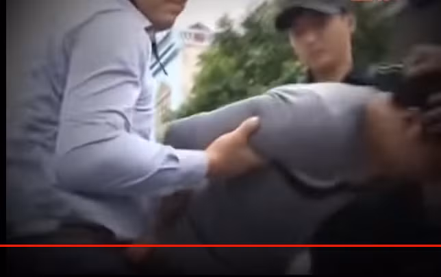 Suốt 2 tuần kể từ khi xảy ra án mạng, các trinh sát, điều tra viên lần theo hắn từ Hà Nội, Phủ Lý - Hà Nam đến nhiều nơi ở Nam Định. Phát hiện hắn đang lẩn trốn ở thị trấn Quất Lâm, tổ công tác PC 45 Hưng Yên phối hợp với PC 45 Nam Định tổ chức bắt giữ. 