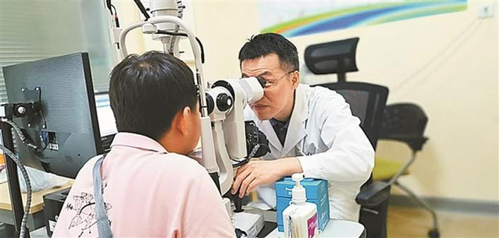 Thieu nien duc thuy tinh the, suyt mu 2 mat vi thuong xuyen uong mon nay