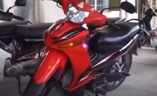 Tìm đến nhà người này, lực lượng chức năng phát hiện chiếc xe Taurus giống các nhân chứng mô tả đang dựng trước hiên. Người phụ nữ này là Trương Thị Kiều Phương (SN 1977), là chủ tiệm hớt tóc Minh Phương, tại phường An Phú, TP Tam Kỳ.