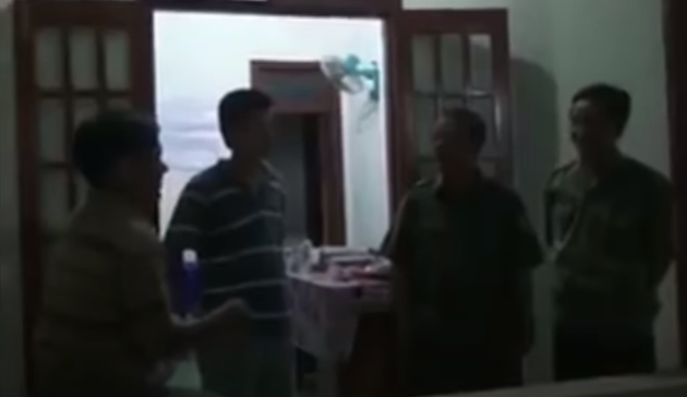 Lúc đầu, vụ án tưởng chừng dễ điều tra vì có nhiều manh mối nhưng các hướng xác minh sau đó lại đi vào ngõ cụt. Bước đầu cơ quan điều tra không loại trừ khả năng hung thủ giết người vì động cơ cướp tài sản. Tuy nhiên, nhận định này sau đó bị bác bỏ vì kết quả khám nghiệm tử thi cho thấy thủ phạm ra tay rất tàn độc, trong khi nhiều vật dụng có giá trị trong nhà vẫn còn.