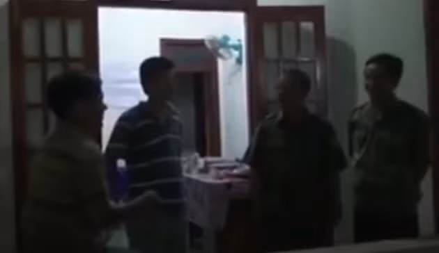 Lúc đầu, vụ án tưởng chừng dễ điều tra vì có nhiều manh mối nhưng các hướng xác minh sau đó lại đi vào ngõ cụt. Bước đầu cơ quan điều tra không loại trừ khả năng hung thủ giết người vì động cơ cướp tài sản. Tuy nhiên, nhận định này sau đó bị bác bỏ vì kết quả khám nghiệm tử thi cho thấy thủ phạm ra tay rất tàn độc, trong khi nhiều vật dụng có giá trị trong nhà vẫn còn.