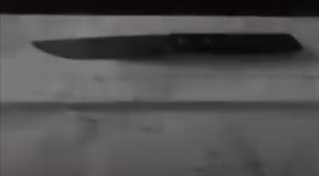 Khoảng 12h ngày 4/4/2012, Phương gọi điện cho bà Thanh hẹn đến nhà để đòi tiền. Trước khi đến, Phương dự định nếu bà Thanh không trả tiền thì sẽ giết chết. Trên đường đi, thị ghé chợ mua một con dao bỏ vào túi. Đến nhà bà Thanh, để tránh bị phát hiện biển số, Phương dựng xe máy, quay đầu xe ra mặt đường... Trò chuyện một lúc, bà Thanh vào phòng ngủ, nằm trên giường và gọi Phương vào massage mặt cho mình.